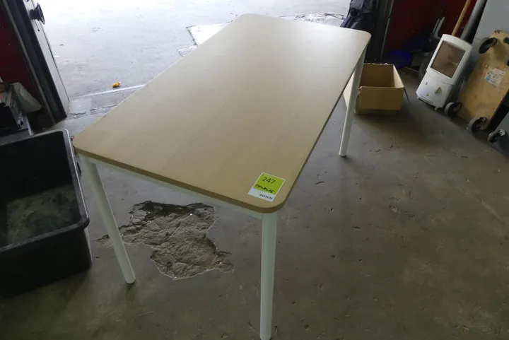 Schreibtisch Maße in cm ca. 130 x 70 x 75